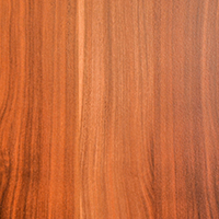 În culori ce pornesc de la un timid roz și ating nuanțe pure de maro, lemnul de cireș prezintă o facilitate de șlefuire superioară ce îi pune in valoare strălucirea.